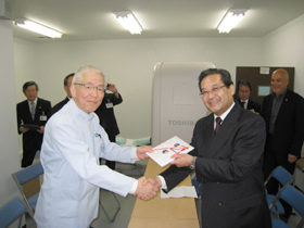 大槌病院 CT装置・CT用造影剤注入装置 引き渡し 目録贈呈 写真左 大槌病院 岩田 院長 右 一般社団法人 日本画像医療システム工業会 小松会長