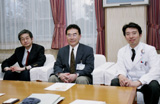 左から,上田孝典 院長,伊藤春海 医学部長,東村享治 技師長
