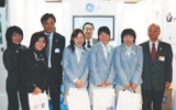 三谷宏幸 代表取締役社長(左から3人目),東泉隆夫 執行役員・超音波統括本部長(右端)らと,桧野真奈美選手ほか代表選手3人も一緒に記念撮影