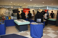 展示会場の様子。糖尿病,乳腺外科,心臓・末梢血管,整形・脳神経外科,感染予防,手術関連の6つのブースにわけて製品が展示された。ステントやカテーテルなど多数の製品を紹介していた心臓・末梢血管関連ブースでは,冠動脈狭窄部拡張に用いる薬剤溶出ステント,頸動脈ステント留置術で手技中に血栓などが脳へ飛ばないよう捕捉するためのフィルターや不整脈の診断と治療に用いるイリゲーション機能付きのカテーテルなどを展示。整形外科・脳神経外科関連のブースでは,脳動脈瘤塞栓に使用するディタッチャブルコイルなどが展示されていた。また,乳腺外科関連ブースは,乳がんの確定診断を行うための組織を採取するマンモトームシステム製品を展示。マンモトーム生検は,乳房の組織を無理なく採取でき,縫合の必要もほとんどないため患者さんに過度な負担を与えず乳がんの確定診断を行うことができる。