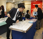 展示会場の様子。糖尿病,乳腺外科,心臓・末梢血管,整形・脳神経外科,感染予防,手術関連の6つのブースにわけて製品が展示された。ステントやカテーテルなど多数の製品を紹介していた心臓・末梢血管関連ブースでは,冠動脈狭窄部拡張に用いる薬剤溶出ステント,頸動脈ステント留置術で手技中に血栓などが脳へ飛ばないよう捕捉するためのフィルターや不整脈の診断と治療に用いるイリゲーション機能付きのカテーテルなどを展示。整形外科・脳神経外科関連のブースでは,脳動脈瘤塞栓に使用するディタッチャブルコイルなどが展示されていた。また,乳腺外科関連ブースは,乳がんの確定診断を行うための組織を採取するマンモトームシステム製品を展示。マンモトーム生検は,乳房の組織を無理なく採取でき,縫合の必要もほとんどないため患者さんに過度な負担を与えず乳がんの確定診断を行うことができる。