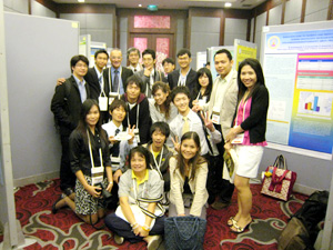 ポスター展示会場で記念写真 タイ・バンコクのチュラロンコン大学の学生と記念写真を撮影していたら,いろんな国の人が特別参加。