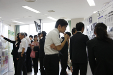 ポスター展示会場にて自由討議の様子
