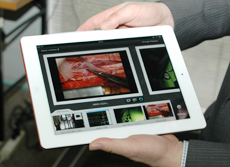 iPadを使って,手術室内の複数のディスプレイ画像や心電図等をリアルタイムで切り替えて表示できる。