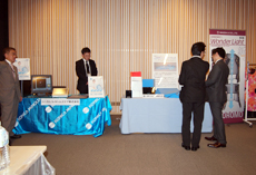 地階の小ホールにおける機器展示風景