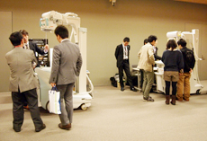 地階の小ホールにおける機器展示風景