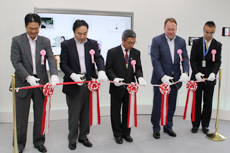 テープカット。左から川上氏,熊谷氏,荻原氏,ディニーン氏,上山氏
