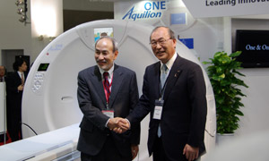 片田和広氏(左)と西田厚聰社長