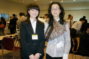 研究室立ち上げの中心になったのは、田中雅人氏(光産業創成大学院大学)。STセミナーの司会も務めた。写真は、田中氏と一緒に深夜まで設置作業に励んだ三田市民病院放射線科技師の越智寿子さん(右)と学会スタッフ。