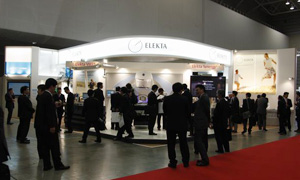 エレクタブース Elekta Synergy周辺は常に来場者でいっぱいだった。