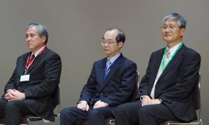 JRC2010のJRS会長・杉村和朗氏(左),JSRT大会長・石井 勉(中),JSMP大会長・加藤博和氏(右)