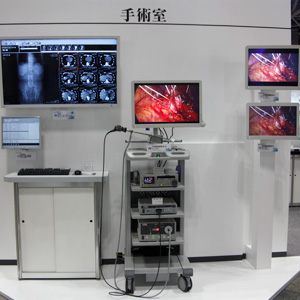 手術室コーナー。左端が,47インチの大型ワイドカラーモニターで,中央および右の2面が,内視鏡画像表示モニター。