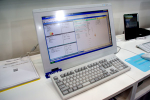 ワイド画面を採用したMedicom-HR