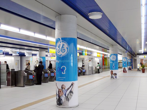 みなとみらい駅の柱には恒例のGEヘルスケア・ジャパンのポスターが雰囲気を盛り上げてくれている。