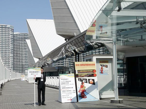今年は受付が展示ホールに移ったため、そこかしこに案内員が注意を促している。