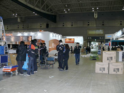 設営作業が進む会場