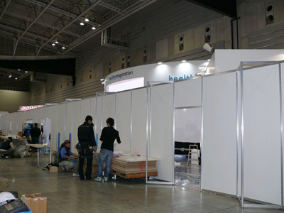 9日の朝,CTやMRIの新製品を発表会を行うため,ブースの全貌はベールに。