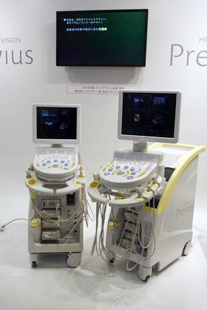 高機能をコンパクトに集約した「HI VISION AVIUS」(左)。Preirus(右)と比べると小ささがわかる