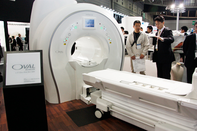 d1.5T MRI uECHELON OVALv l̂̌`lCZp̂ƊJꂽȉ~`̃Ch{AɂCKȌԂB